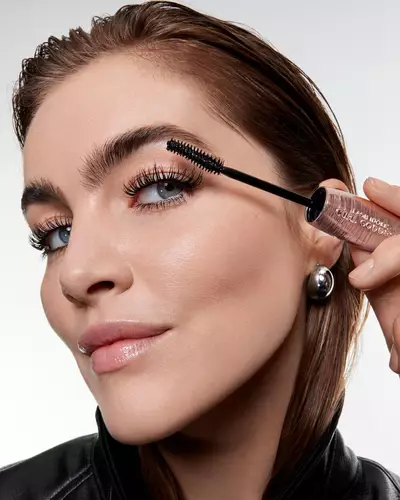 Model with mascara imagery