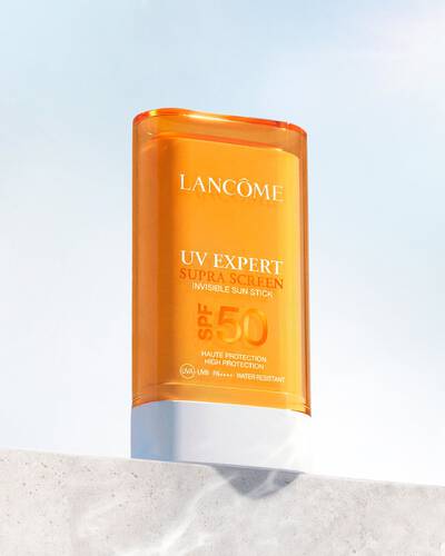 Lifestyle packshot of UV EXPERT SUPRA SCREEN INVISIBLE SUN STICK SPF 50
